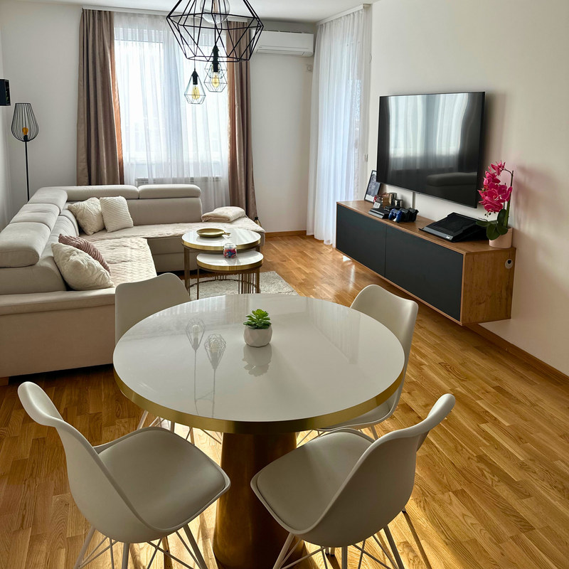Apartman Hera - Living space with balcony access